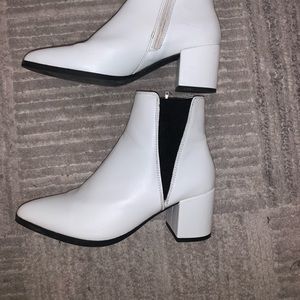 STEVE MADDEN GIRL WHITE BOOTS SIZE 7.5